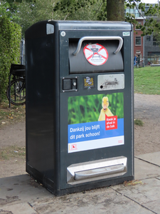 851084 Afbeelding van een afvalbak in het Griftpark te Utrecht, met daarop stickers en een gemeentemededeling met o.a. ...